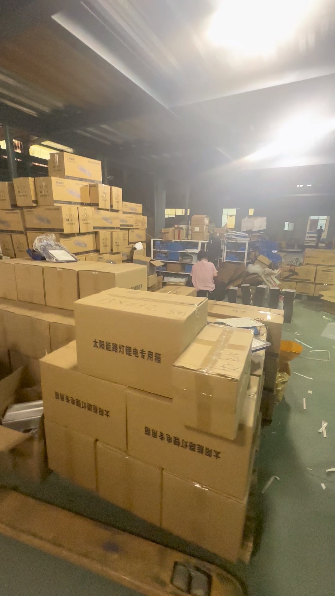 照亮未来的工厂 太阳能路灯车间实拍与绿色照明技术全景